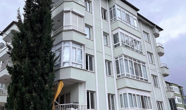Fırtınanın zarar verdiği güneş enerjisini söküp aşağıya attı