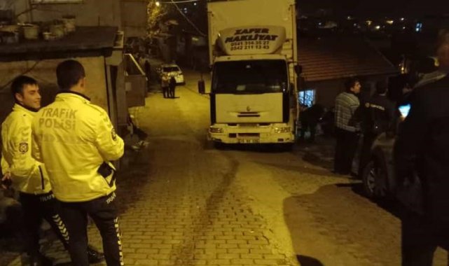 Freni boşalan kamyon park halindeki araca çarptı