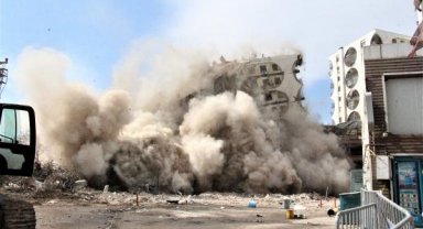 Galeria Sitesi'nin 1 bloku yıkım sırasında çöktü; o anlar kamerada