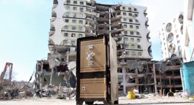 Galeria Sitesi'nin 1 bloku yıkım sırasında çöktü; o anlar kamerada