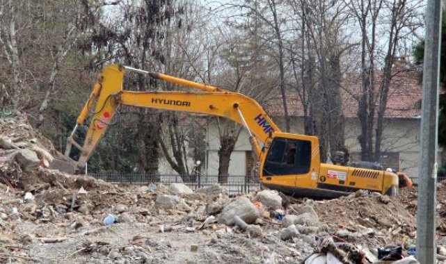 Galeria Sitesi'nin enkazını kaldırma çalışması başladı
