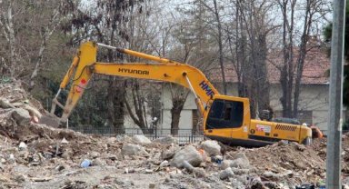 Galeria Sitesi'nin enkazını kaldırma çalışması başladı
