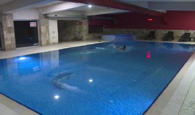 Galeria'da spor salonununda kolonlar tıraşlanmış, yüzme havuzunun 850 metrekaresi ruhsatsız