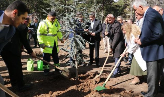 Gazi Üniversitesi'nde depremde ölen 10 öğrenci için fidan dikildi