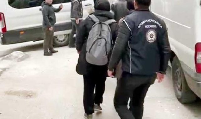 Gaziantep'te 12 kaçak göçmen ile 2 organizatör yakalandı