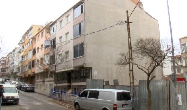 Gaziosmanpaşa'da çatlakların oluştuğu bina tahliye edildi