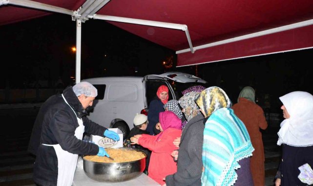 Gediz depreminin yıl dönümünde helva ikramı