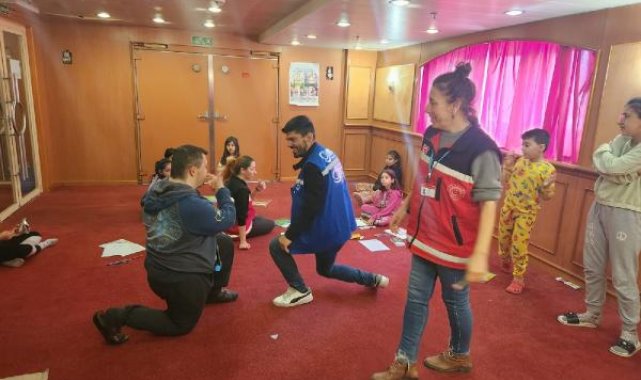 Gemide barınan depremzedelere uzmanlardan sosyal destek