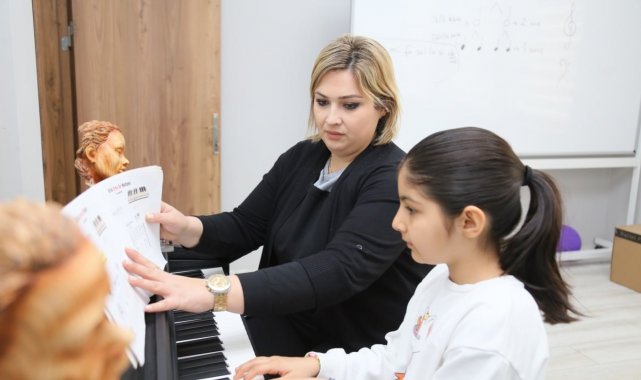 Gençler için ücretsiz piyano ve keman kursları başladı