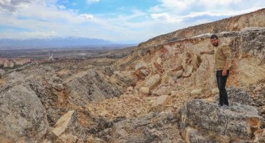 Geyiktepesi'nde depremde dev yarık ve çatlaklar oluştu