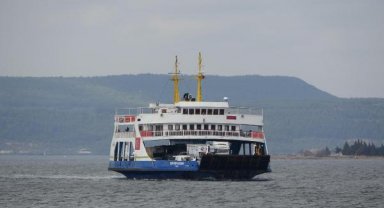 Gökçeada ve Bozcaada feribot seferlerine 'fırtına' engeli
