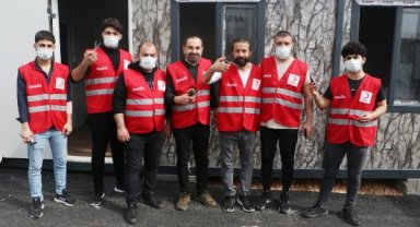 Gönüllü berberler, mobil kuaförde depremzedeleri tıraş ediyor