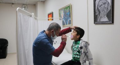 Gönüllü doktor ve hemşirelerden, yurtlarda kalan depremzedelere sağlık hizmeti