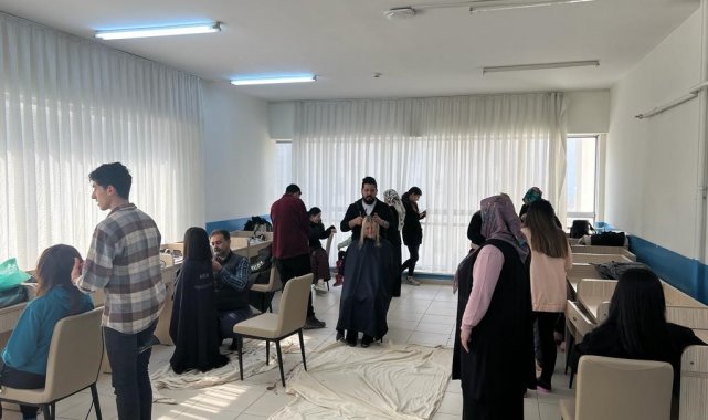 Gönüllü kuaförler depremzedelerin saç ve cilt bakımını yaptı