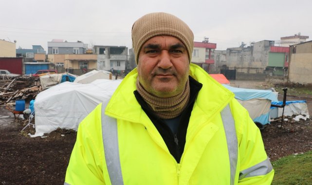 Gönüllü öğretmen, depremzedelerin yaralarının sarılmasına destek oluyor