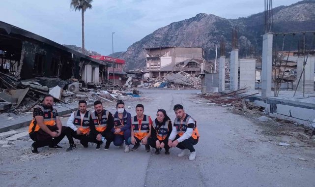 Gönüllü olarak gittikleri deprem bölgesinde onlarca vatandaşı ücretsiz tıraş ettiler