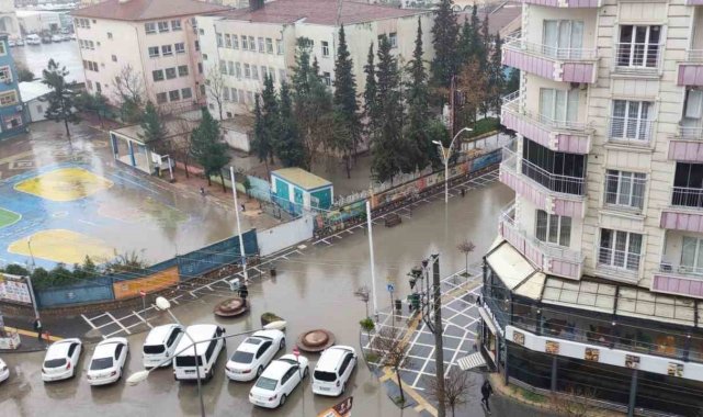 Görenler şaşkına dönüyordu, sağanak yağışta zor anlar yaşattı