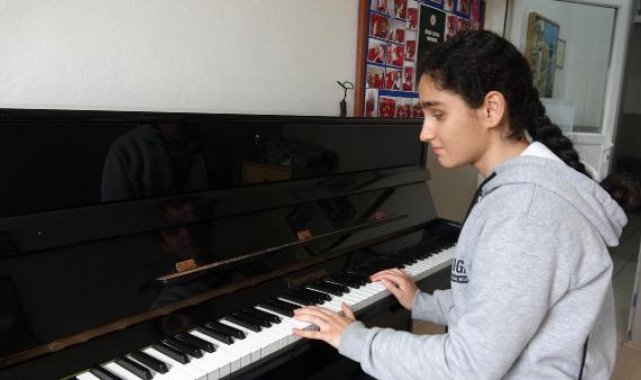 Görme engelli depremzede Damlagül'ün hayali piyanist olmak