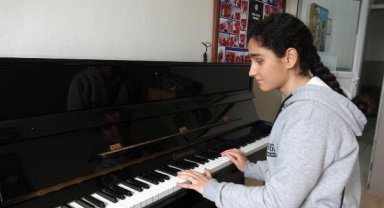 Görme engelli depremzede Damlagül'ün hayali piyanist olmak