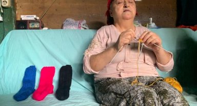 Görmüyor ama rengarenk çoraplar örüyor