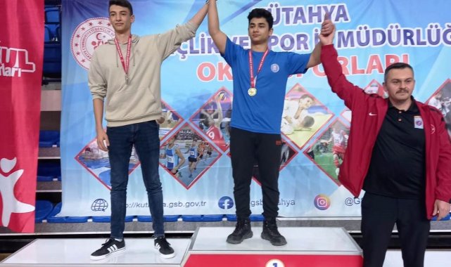 Grekoromen güreş 71 kiloda il birincisi Kütahya Borsa İstanbul Anadolu Lisesi'nden