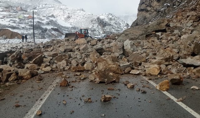 Gümüşhane-Kürtün yolunda heyelan