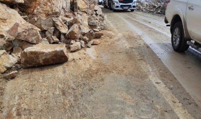Gümüşhane'de yola kaya parçaları düştü; ulaşım tek şeritten sağlanıyor