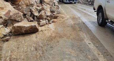 Gümüşhane'de yola kaya parçaları düştü; ulaşım tek şeritten sağlanıyor