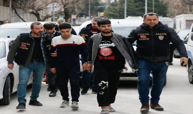 GÜNCELLEME - Eskişehir'de çıkan bıçaklı kavgada İran uyruklu kişiyi öldürdüğü iddia edilen 4 şüpheli tutuklandı