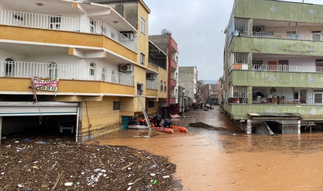 GÜNCELLEME - Şanlıurfa'da sel nedeniyle mahsur kalan vatandaşların kurtarılması için çalışma sürüyor