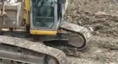 Güngören'de inşaatta kepçe kullanan çocuk kamerada
