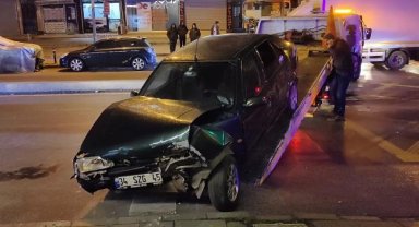 Güngören'de otomobil taksiye çarptı: 3 yaralı
