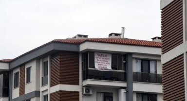 Gürültü yapan komşularına kızdı, 'Daha kötü insanlara satılıktır' yazısı asıp evini satışa çıkardı