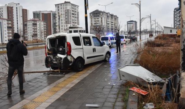 Hafif ticari araç elektrik direğine çarptı: 1'i ağır, 4 yaralı