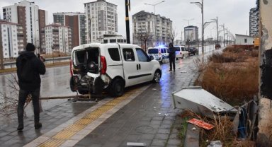 Hafif ticari araç elektrik direğine çarptı: 1'i ağır, 4 yaralı 