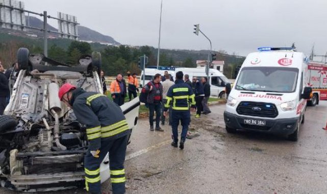 Hafif ticari araç, kamyona çarpıp devrildi: 1 ölü, 2 yaralı