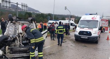 Hafif ticari araç, kamyona çarpıp devrildi: 1 ölü, 2 yaralı