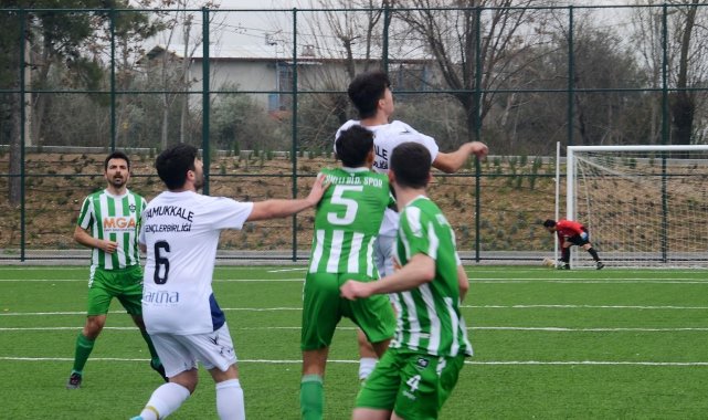 Hakem çift sarı kart gösterdiği futbolcuyu sahada unuttu