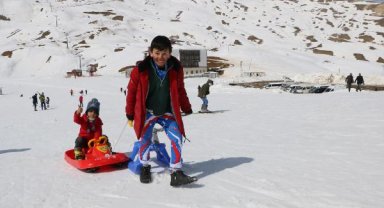 Hakkari'de depremzede çocuklar kayak yaptı