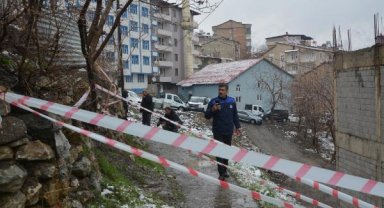 Hakkari'de toprak kayması sonucu istinat duvarı çöktü; 3 ev tahliye edildi