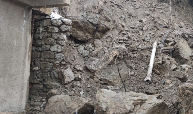 Hakkari'de toprak kayması