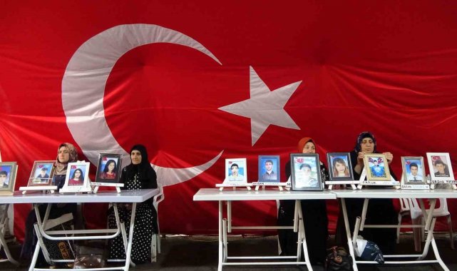 Hakkarili anne 10 yıldır evladının peşinde