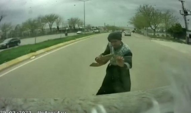 Halk otobüsünün çarptığı zihinsel engelli öldü; kaza anı kamerada - Yeniden