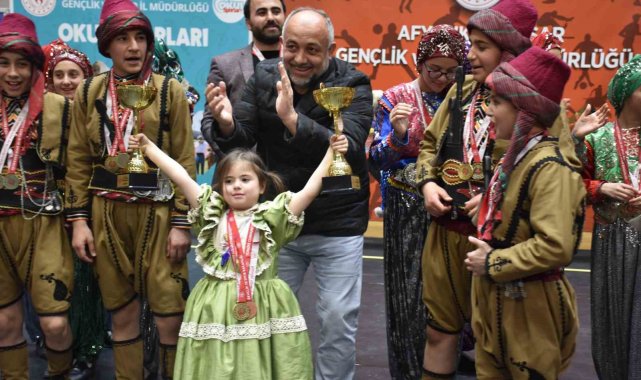 Halk oyunlarının yıldızı Çobanlar oldu