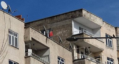 Hasarlı bina yıkımı, çatıdaki Türk bayrağının alınması için durduruldu