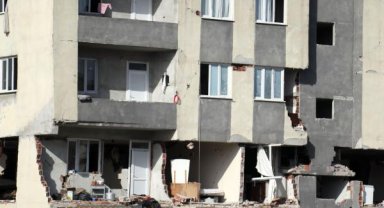 Hasarlı binaların duvarına cep telefonlarını yazıp gitmişler