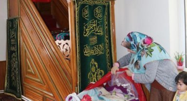 Hasarlı evlerine giremeyen depremzedeler camilere sığındı
