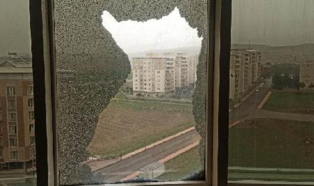 Hastanenin dış cephe camı, otomobilin üstüne düştü