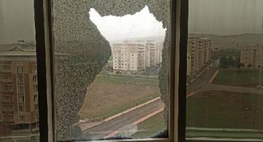 Hastanenin dış cephe camı, otomobilin üstüne düştü