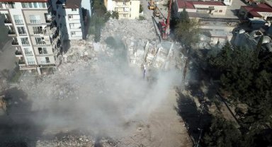 Hatay'da ağır hasarlı 3 binanın kontrollü yıkımı kamerada